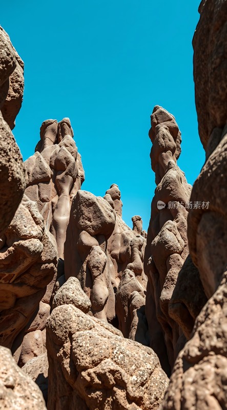 奇石林立蓝天映衬下的自然美景