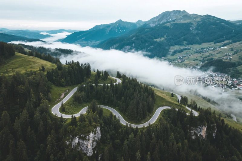 山间蜿蜒公路风景
