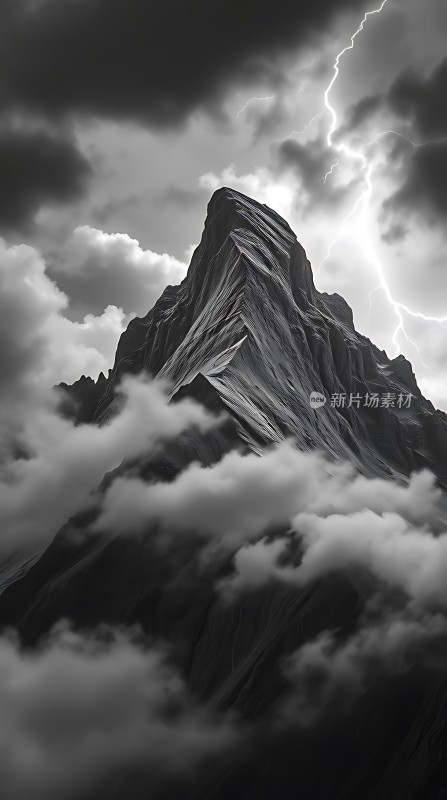 云雾缭绕的山峰闪电划破长空