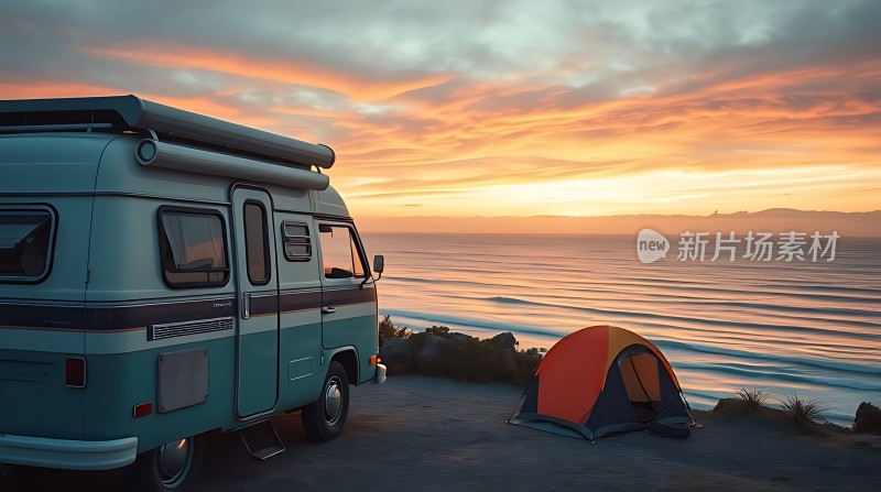 露营车与帐篷的海边日落美景