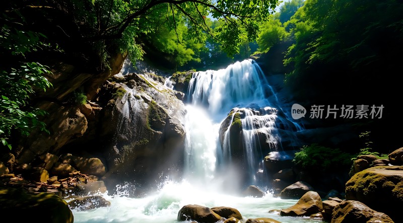 瀑布飞流直下绿树成荫阳光透过树叶洒落形成美丽的光影效果
