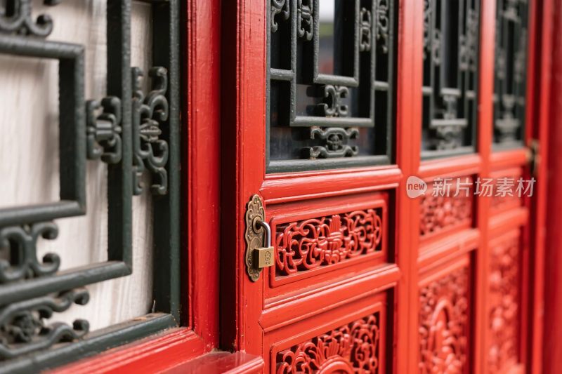 中式红木雕花门窗