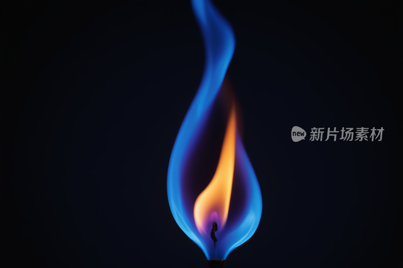 黑色背景上的蓝色火焰高清图片