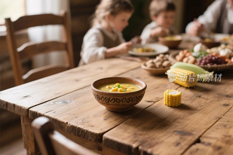 家庭用餐温馨场景