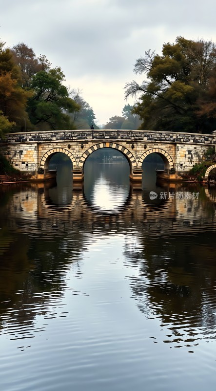 湖畔石桥映水波