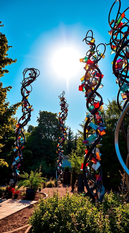 阳光下的彩色玻璃艺术装置