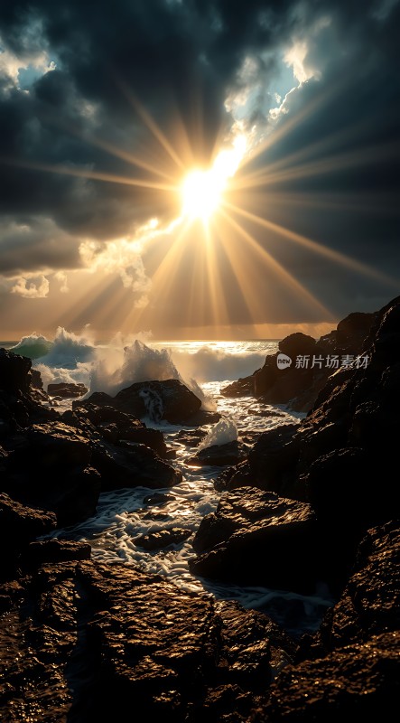 阳光下的海浪与岩石