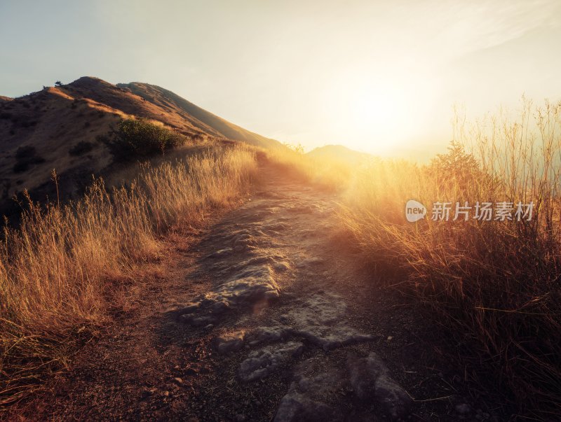 日落时分山间小径美景