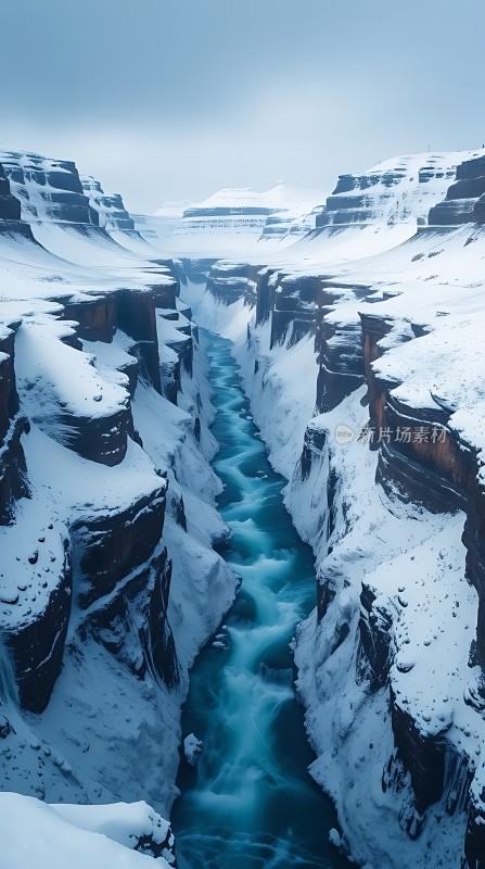 冰封峡谷碧波荡漾