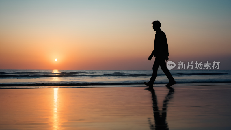 夕阳 海边 沙滩 孤独的行人