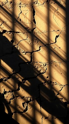 阳光下的裂缝纹理