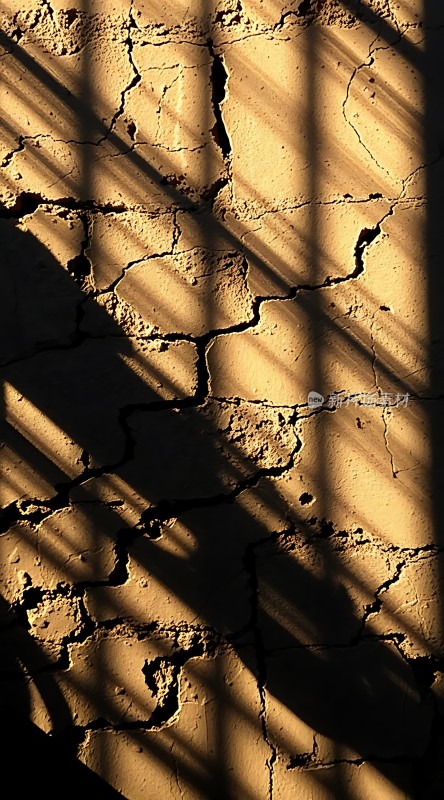 阳光下的裂缝纹理