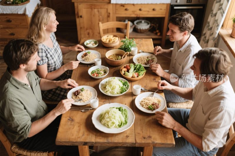 家庭围餐桌用餐场景