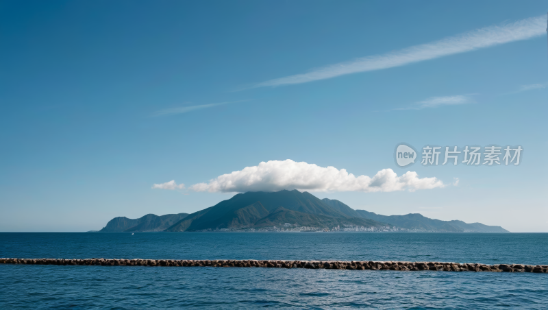 海洋中央的一座大高山清风景图片