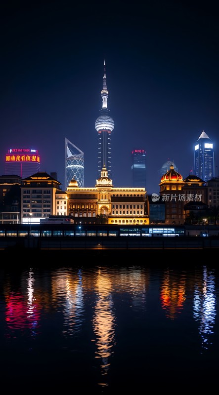 黄浦江畔夜景东方明珠与外滩建筑群璀璨倒影
