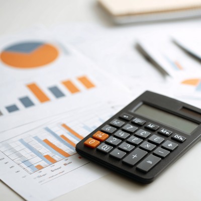 计算器与财务图表办公场景 计算器与财务图表办公场景