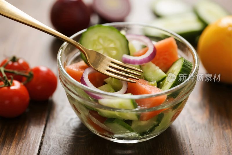 玻璃碗蔬菜沙拉