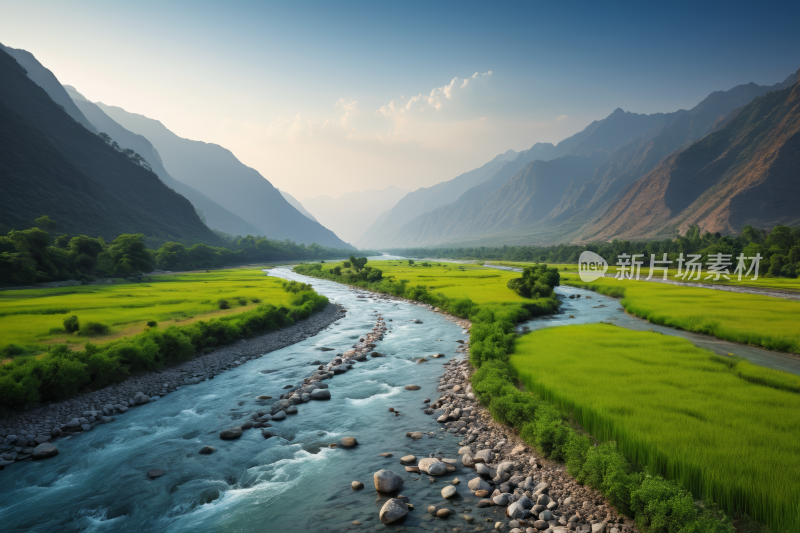 从一条河流穿过郁郁葱葱的绿色山谷风景图片