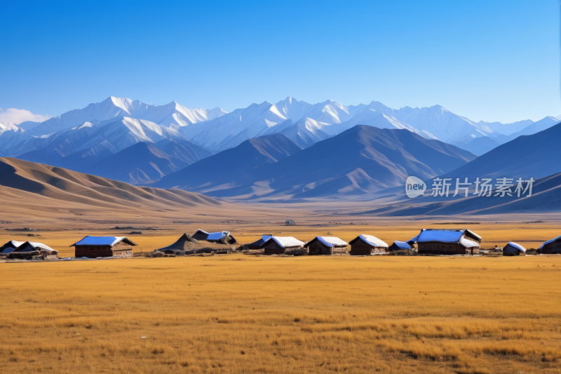 远处的山脉前景有几个帐篷高清图片