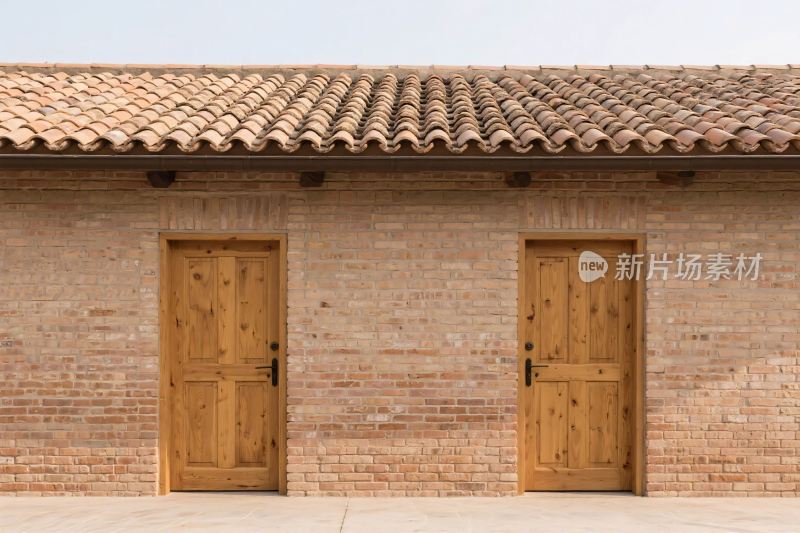砖墙建筑双木门