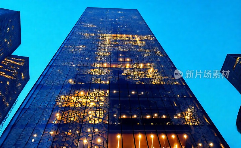 摩天大楼夜景灯光璀璨