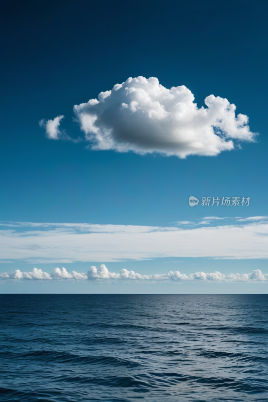 海洋上空飘荡着一朵大云高清风景摄影图片