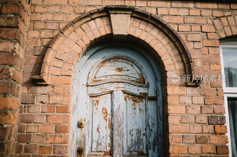 复古砖墙下的旧木门