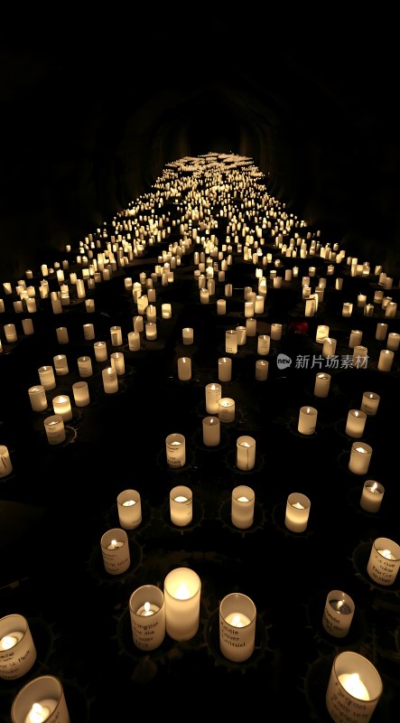 黑暗中烛光点点温暖与希望之光