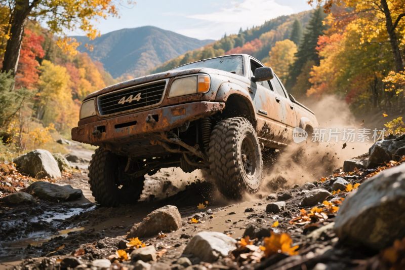 越野卡车在山间泥泞路行驶