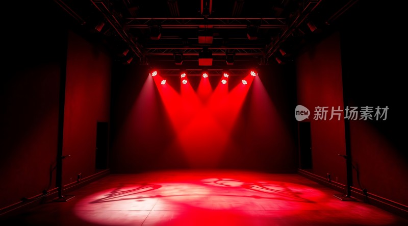 红色舞台灯光下的神秘空间