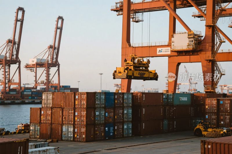 港口集装箱作业场景