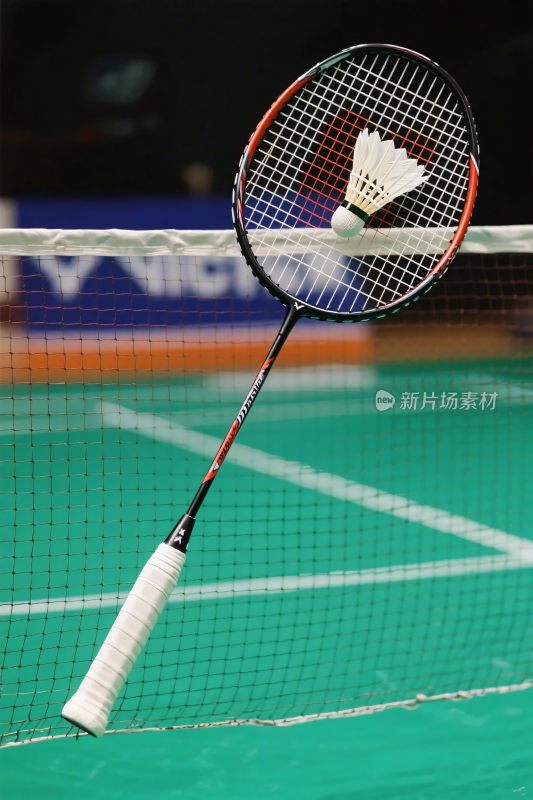 羽毛球球拍网球场场景