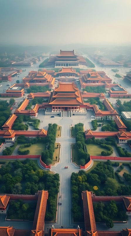 故宫红墙绿树鸟瞰视角展现皇家建筑的宏伟与对称之美