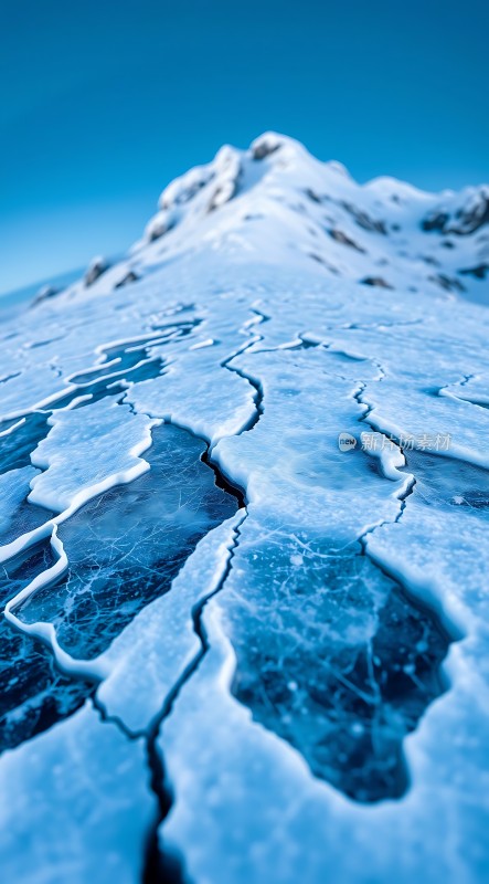 冰封雪原裂隙纵横