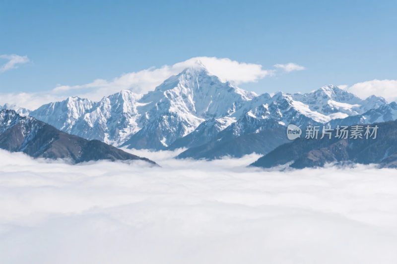 雪山云海风景图
