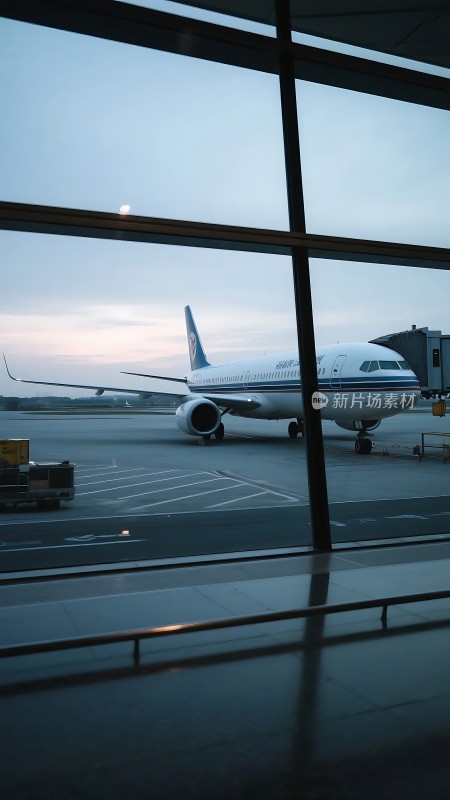 机场窗外的飞机停靠图
