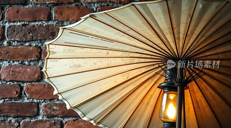 古风油纸伞下的温暖灯光