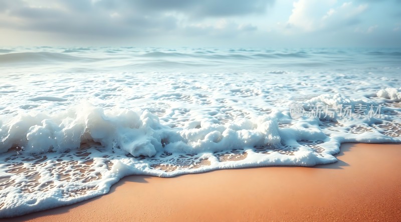 阳光下的海浪轻拍沙滩