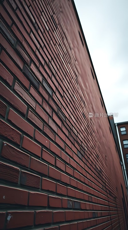 红砖墙上的光影艺术