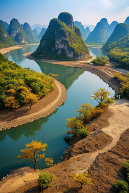 山和树在河流的背景下高清风景图片