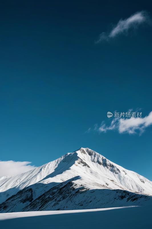 滑雪者正在蓝天雪山上滑雪高清风景图片