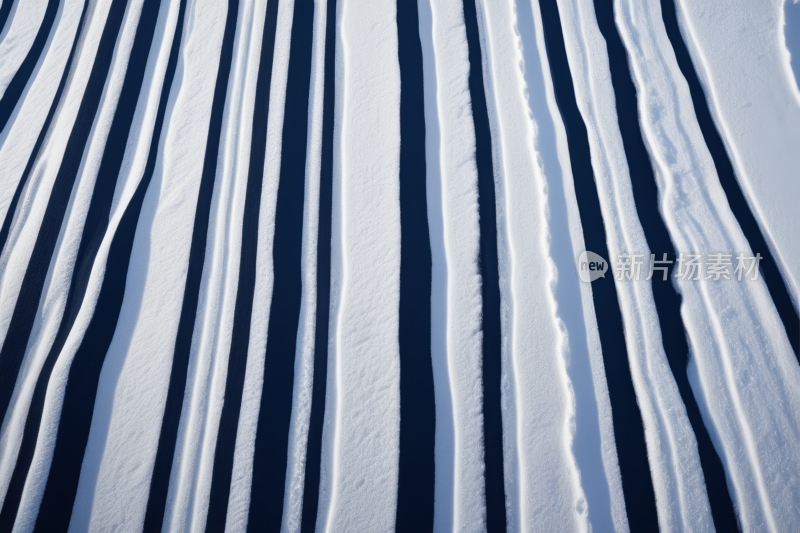 积雪覆盖地面上的积雪线和滑雪板上的人背景