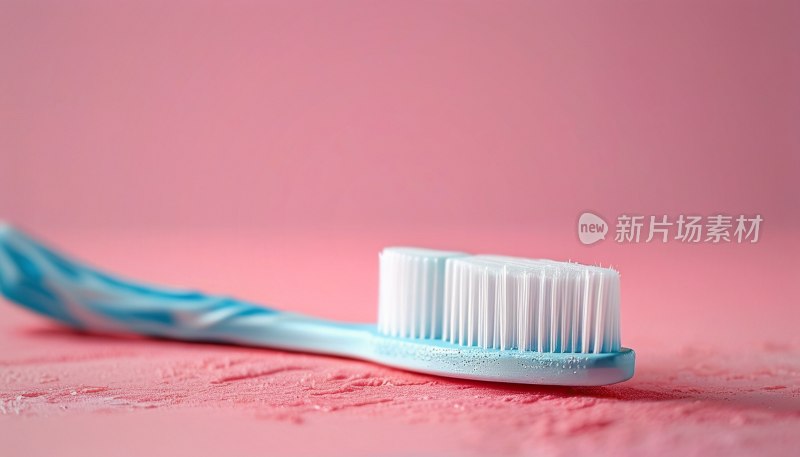 粉白牙膏牙刷特写