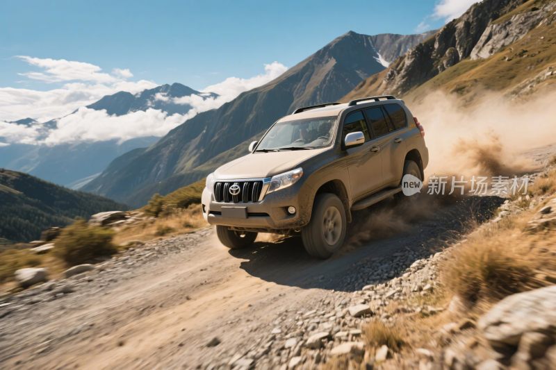 越野汽车行驶在山间土路上