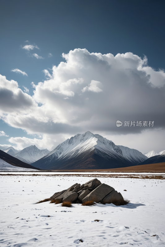 雪中的一块大岩石高清风景摄影图片