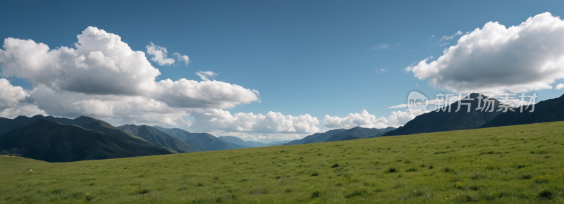 一片绿色的田野高山清风景横幅图片