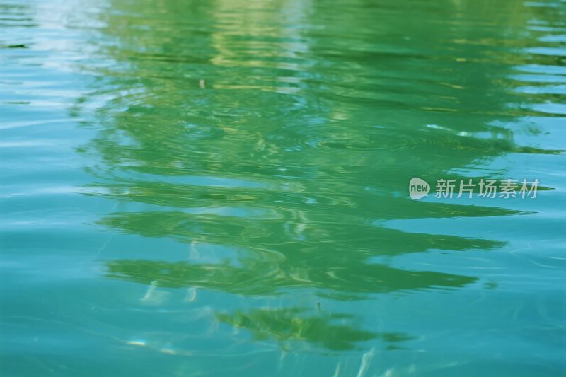 水面波纹与绿色倒影