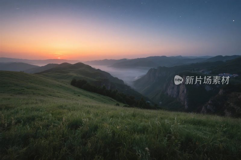 草原山峦日出风景