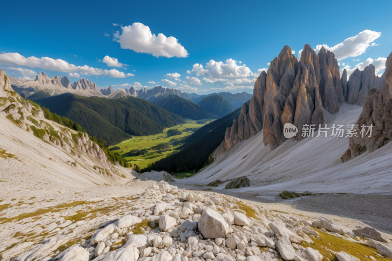 有山谷山脉天空中有几朵云高清风景风光图片