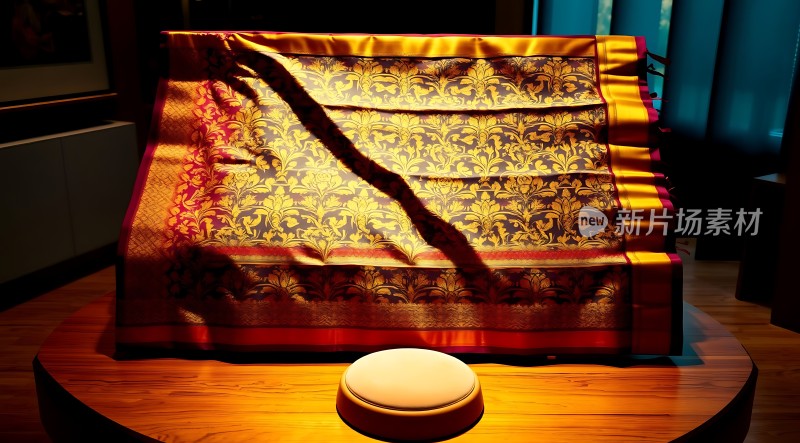 金色花纹布料展示